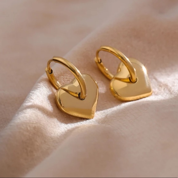 đź’›Gold plated Heart Huggie Earrings - Picture 5 of 6